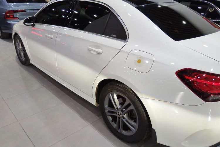 奔驰A级 2021款 改款 A 180 L 运动轿车车身外观4