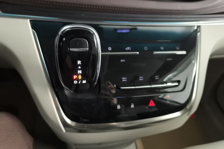 别克GL8 2022款 陆上公务舱 652T 舒适型中控内饰18