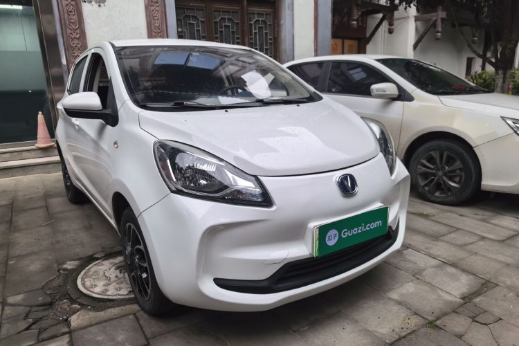 长安欧尚 奔奔E-Star 2021款 国民版 多彩款 磷酸铁锂（31.86kWh）车身外观3