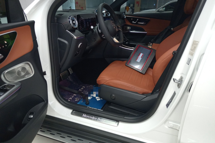 奔驰GLC 2024款 GLC 300 L 4MATIC 豪华型 5座中控内饰19