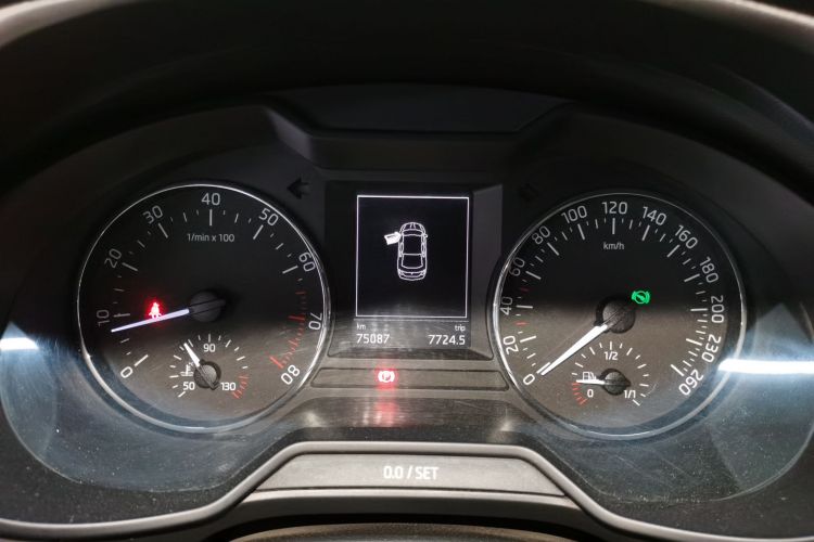 斯柯达 明锐 2015款 1.6L 自动逸俊版中控内饰14