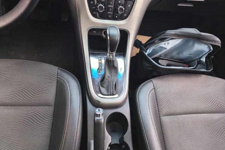 别克 英朗 2014款 XT 1.6L 自动时尚版中控内饰18