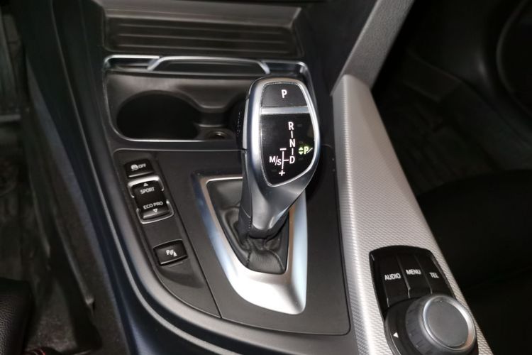 宝马3系 2017款 320i M运动型中控内饰18