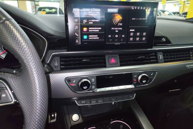 奥迪A4L 2024款 40 TFSI quattro RS套件燃速型中控内饰16