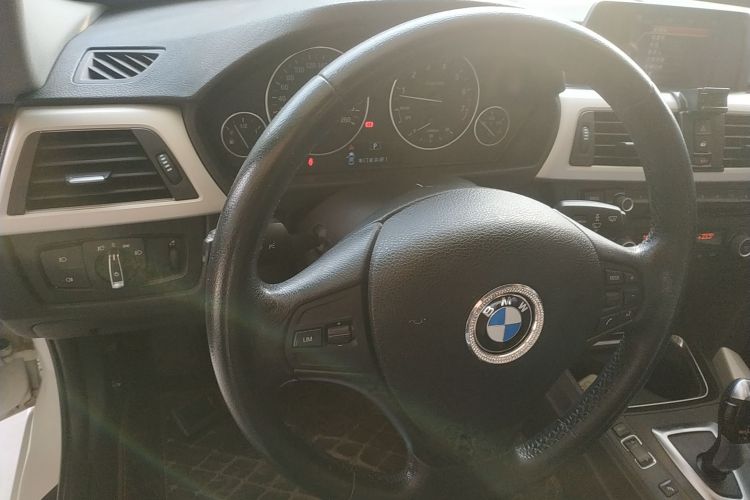 宝马3系 2015款 320i 时尚型局部细节13