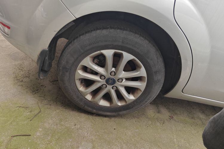 福特 福克斯 2013款 两厢经典 1.8L 自动基本型车身外观56