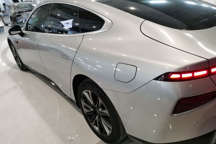 小鹏P7 2022款 480E车身外观4