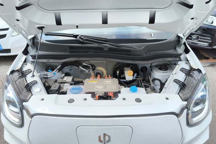 零跑汽车 零跑T03 2024款 200轻享版机舱底盘24