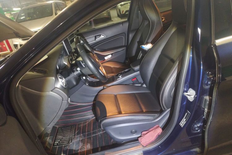 奔驰GLA 2016款 GLA 200 动感型中控内饰19