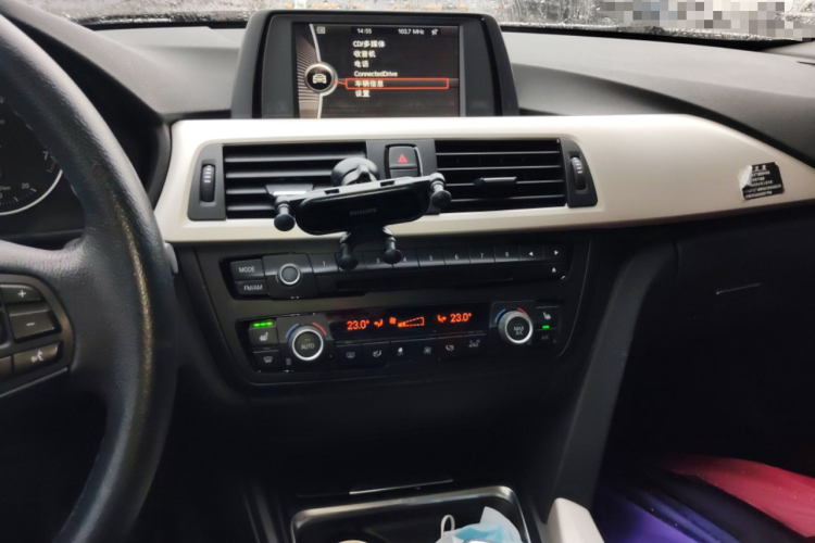 宝马3系 2014款 320i 时尚型中控内饰16