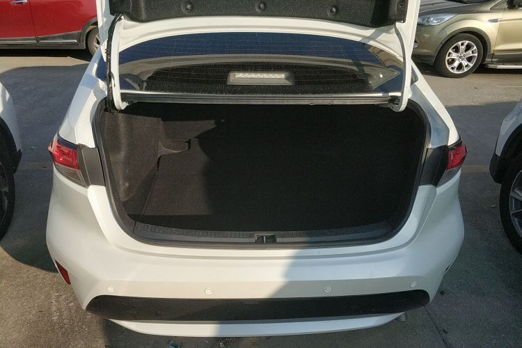 丰田 雷凌 2019款 185T CVT豪华版 国VI机舱底盘23