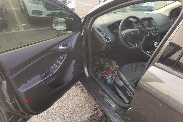 福特 福克斯 2015款 三厢 1.6L 自动风尚型中控内饰20