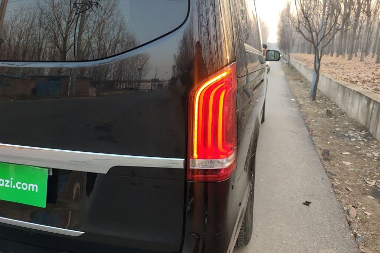 奔驰V级 2017款 V 260 L 尊贵加长版车身外观9