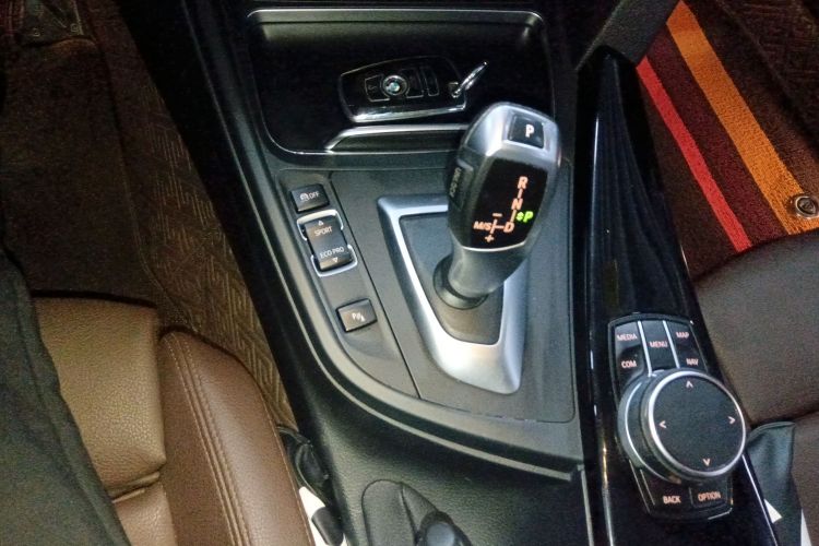 宝马3系 2019款 320Li 时尚型中控内饰18