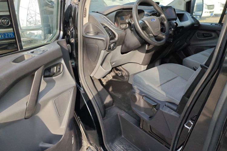 福特 全顺 2019款 2.0T柴油多功能商用车中轴中顶6座国VI中控内饰7003