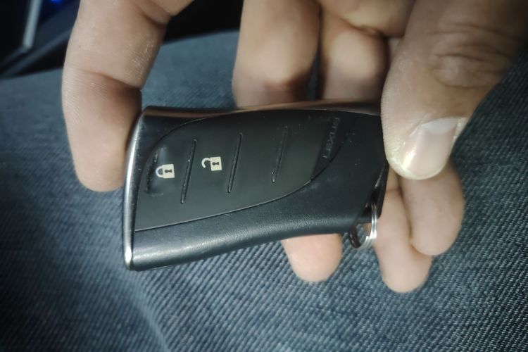 雷克萨斯UX 2020款 260h 探·酷版中控内饰11