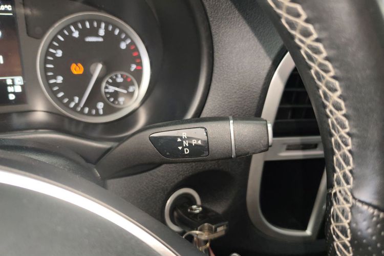 奔驰 威霆 2021款 2.0T 商务版 7座中控内饰18