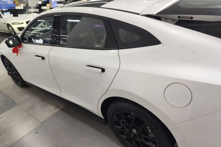 长安UNI-V 2024款 1.5T 尊贵型车身外观4