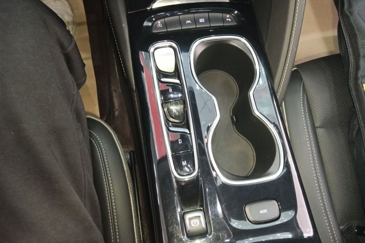 别克 2022款 改款 昂科威Plus 552T 五座豪华型中控内饰18