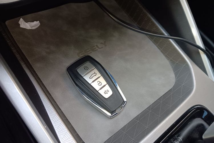 吉利汽车 帝豪 2025款 第4代 1.5L CVT尊贵型中控内饰7001