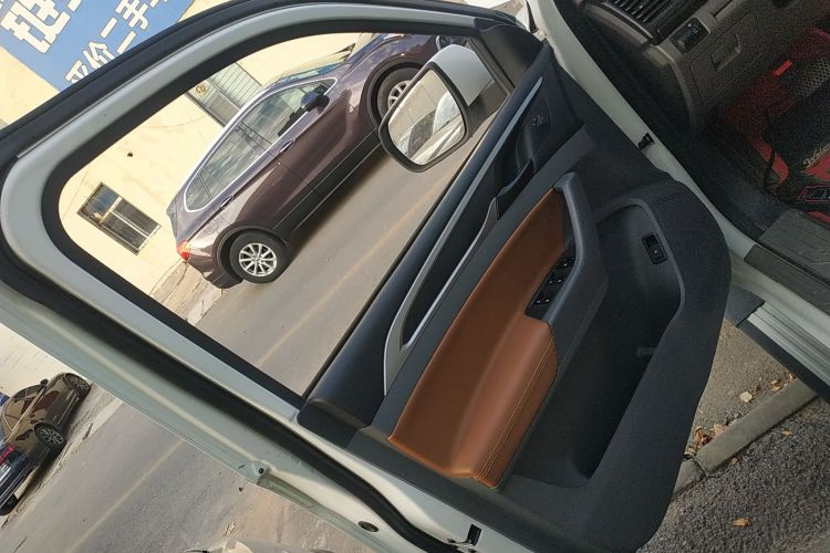 上汽大通MAXUS 大通T70 2019款 2.0T柴油自动四驱舒享型标箱高底盘中控内饰7007