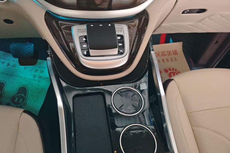 奔驰 威霆 2021款 2.0T 精英版 7座中控内饰18