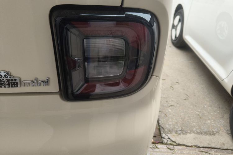 吉利银河 熊猫 2025款 210km 元气熊车身外观9