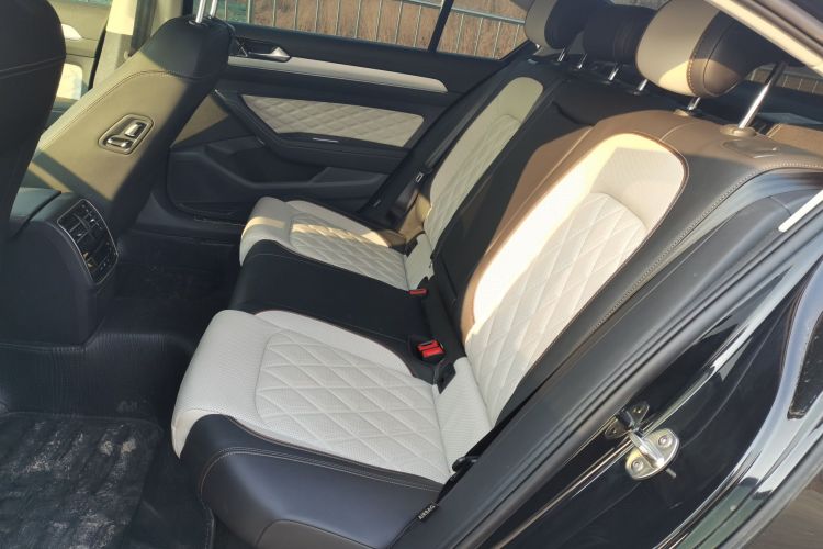 大众 迈腾 2024款 200万辆众享款 330TSI DSG豪华型中控内饰21