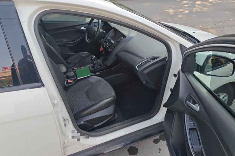 福特 福克斯 2015款 两厢 EcoBoost 125 手动超能风尚型局部细节9005