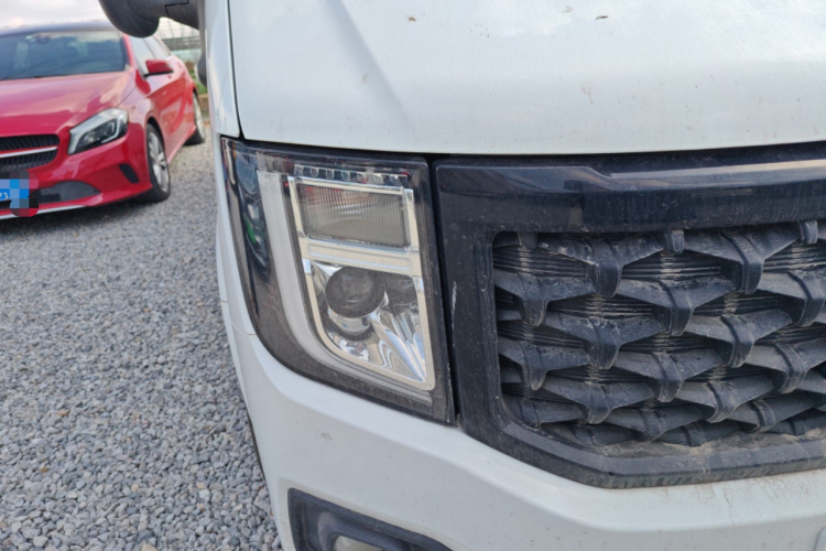 江铃福顺 2022款 2.0T 手动厢式运输车中轴中高顶3座车身外观8