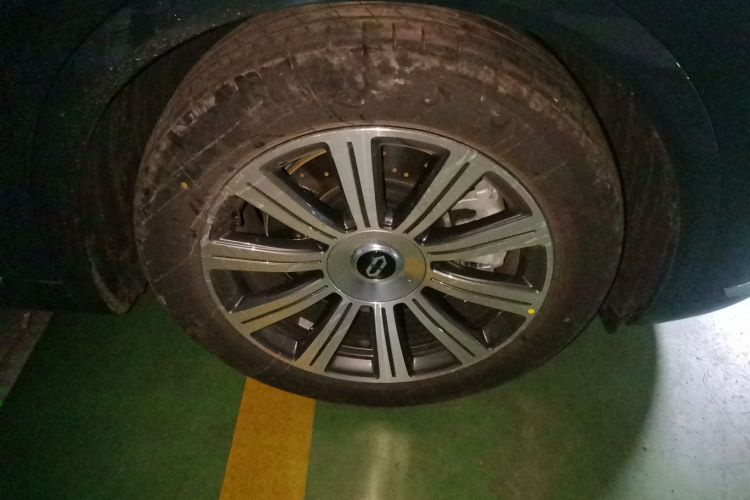 鸿蒙智行 问界M8 2025款 增程 Max版 37kWh 5座版车身外观10