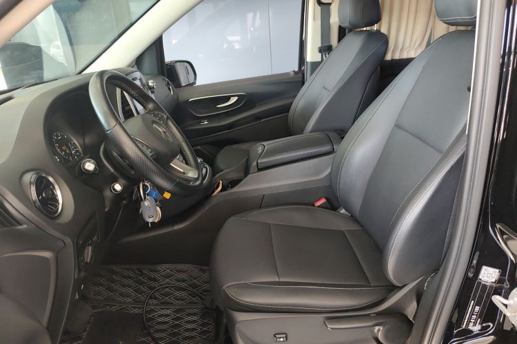 奔驰 威霆 2021款 2.0T 商务版 7座中控内饰19