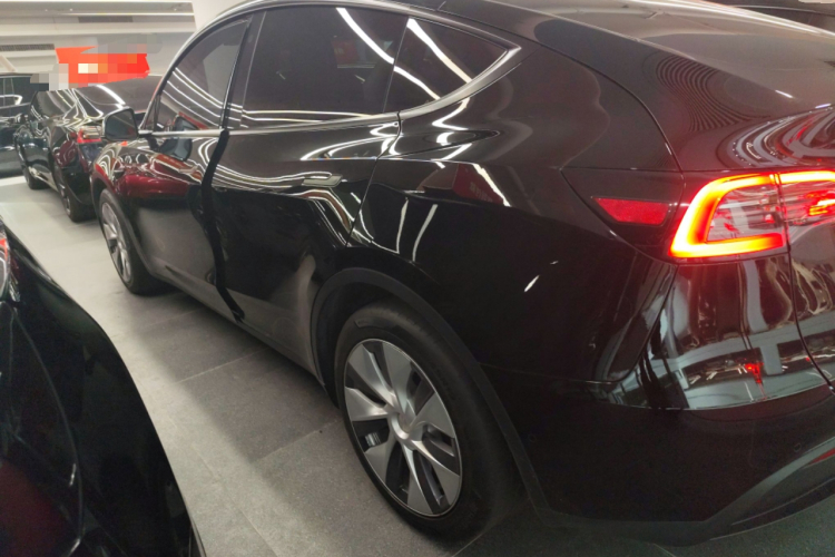 特斯拉 Model Y 2021款 标准续航后驱版车身外观4