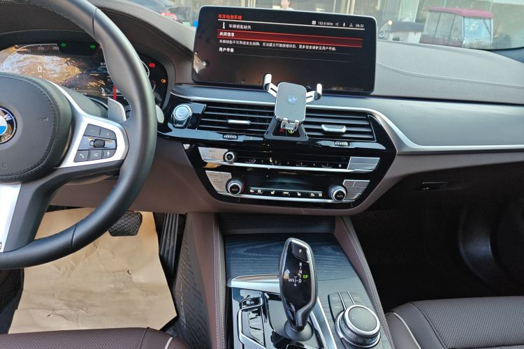 宝马5系 2022款 改款 530Li 领先型 M运动套装中控内饰16
