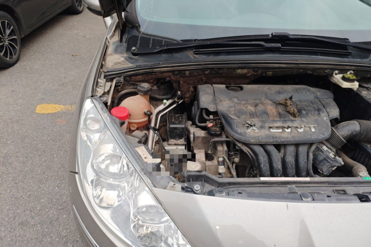 标致408 2013款 2.0L 自动舒适版机舱底盘25