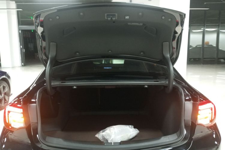 别克 君威 2024款 28T 纵享版机舱底盘23