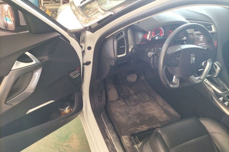 DS 5 2015款 1.6T 雅致版THP160中控内饰7003