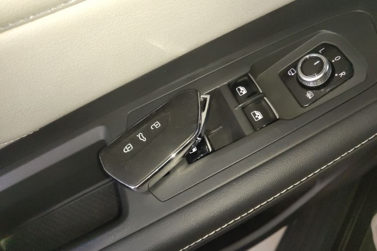 大众 途昂 2023款 380TSI 四驱尊崇豪华版中控内饰7001