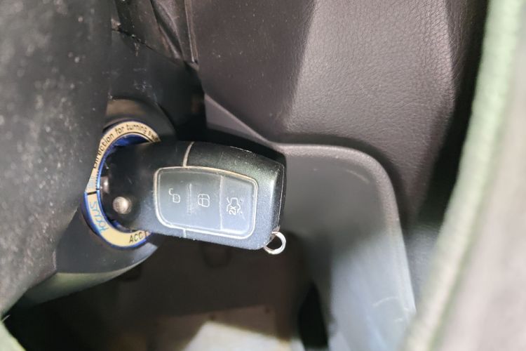 福特 福克斯 2013款 两厢经典 1.8L 手动基本型中控内饰11