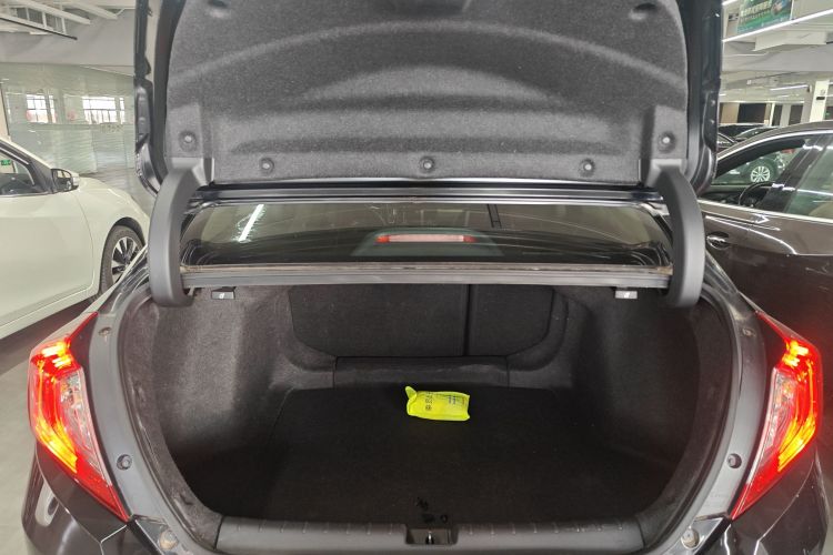 本田 思域 2016款 220TURBO CVT尊贵版机舱底盘23