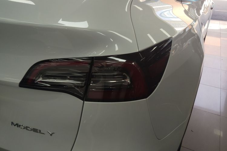 特斯拉 Model Y 2021款 长续航全轮驱动版车身外观9