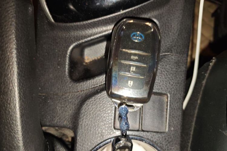 丰田 卡罗拉 2016款 双擎 1.8L E-CVT精英版中控内饰11