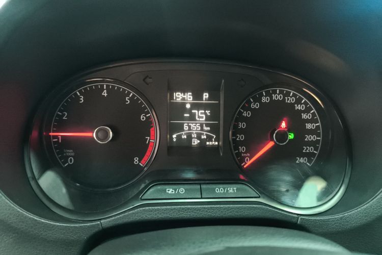 大众 Polo 2016款 1.4L 自动风尚型中控内饰14