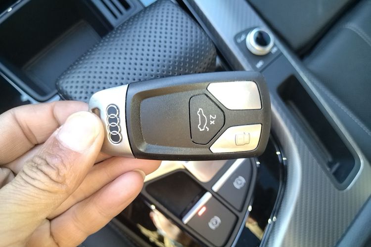 奥迪A4L 2024款 40 TFSI quattro RS套件燃速型中控内饰11