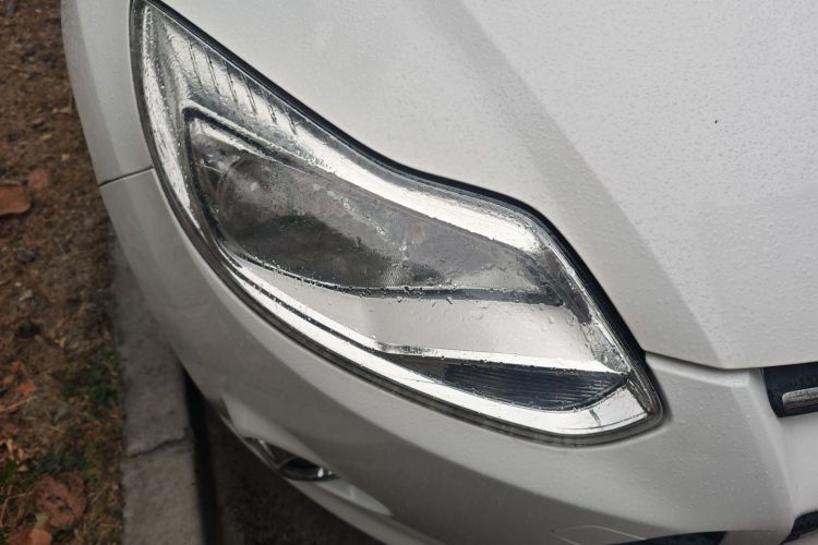 福特 福克斯 2012款 三厢 1.6L 自动风尚型车身外观6006