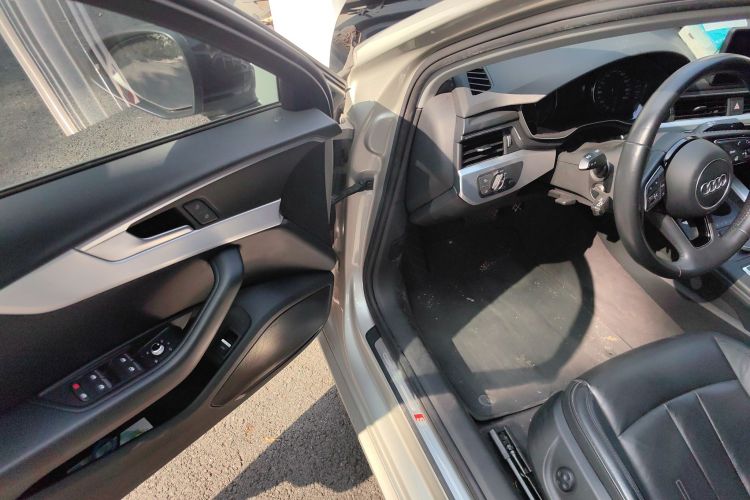 奥迪A4L 2018款 30周年年型 45 TFSI quattro 个性运动版中控内饰7003