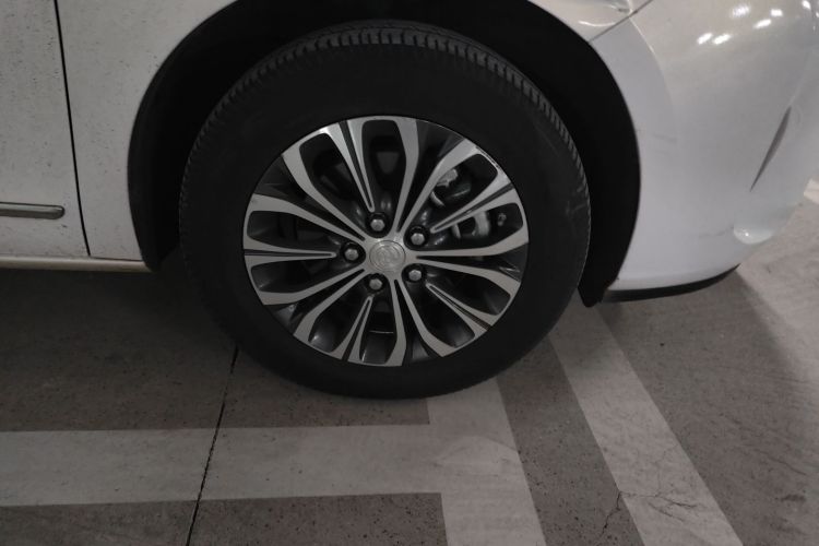 别克GL8 2022款 陆上公务舱 652T 豪华型车身外观10