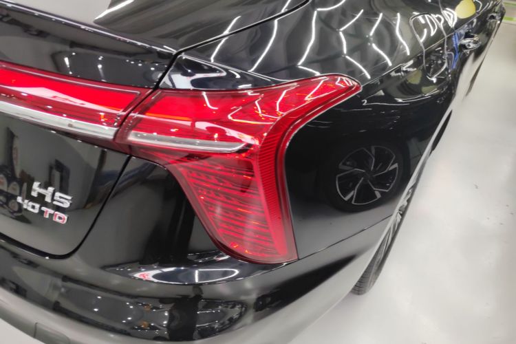 红旗H5 2024款 2.0T 自动智联旗畅版车身外观9