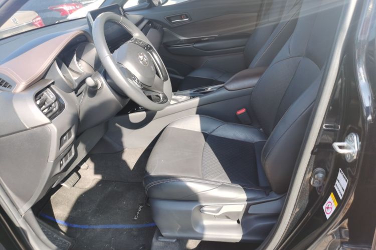 丰田C-HR 2018款 2.0L 旗舰版 国V中控内饰19