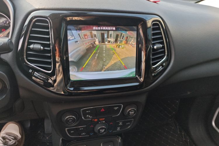 Jeep 指南者 2019款 220T 自动家享版中控内饰16